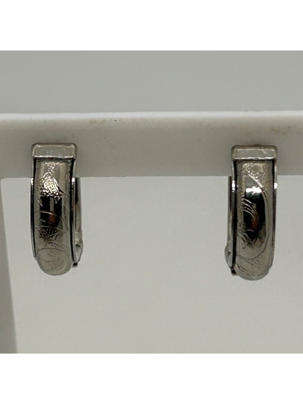 Silver Tone Snap Hoop Earrings 1990s Etched Floral Pattern Hinged Huggie Vintage - Picture 5 of 10